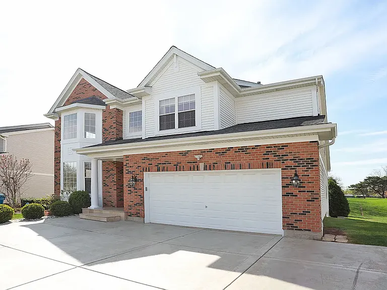 829 Clover Ridge Ln — Photo 3