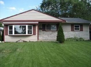 11 Thrush Rd, Carpentersville, IL 60110