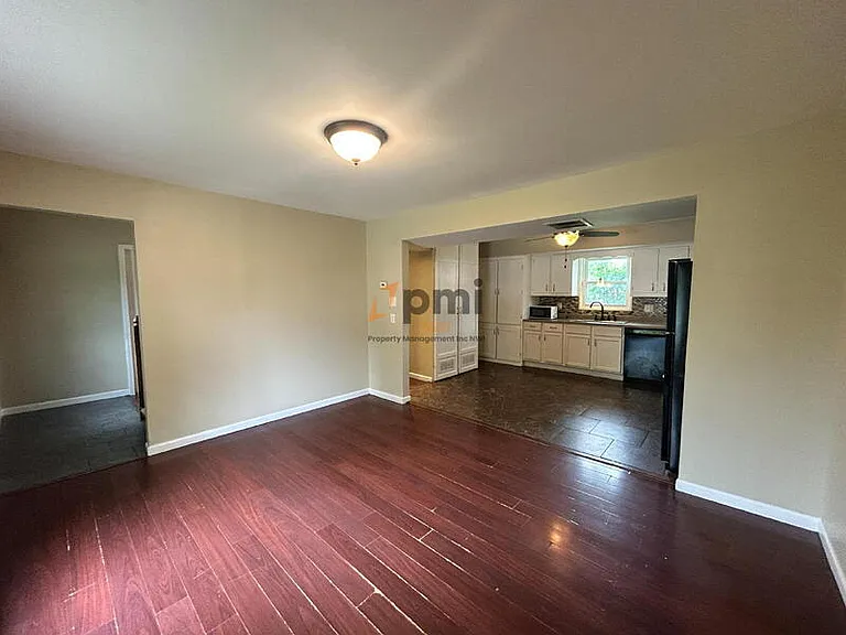 385 Briarwood Dr — Photo 3