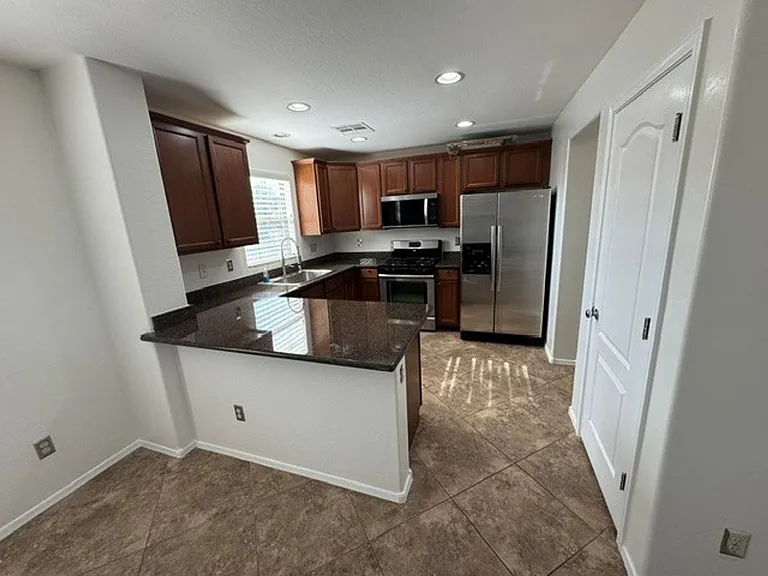 1823 S Balboa Dr — Photo 3