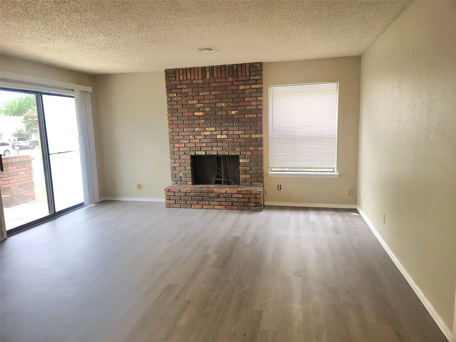 3 bed, 2.0 bath, 2304 sqft, $1,250 — Photo 4