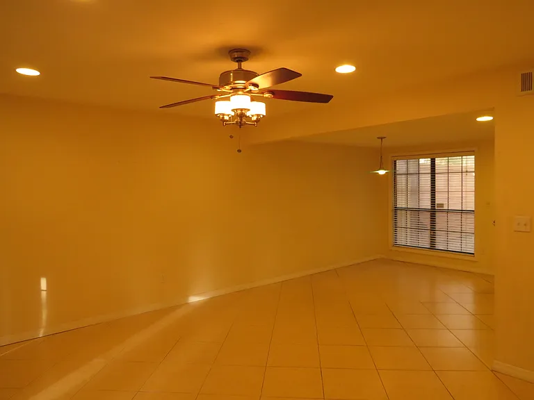 910 SW 56th Ter — Photo 12
