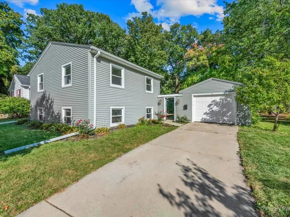 6 Knollwood Dr, Montgomery, IL 60538