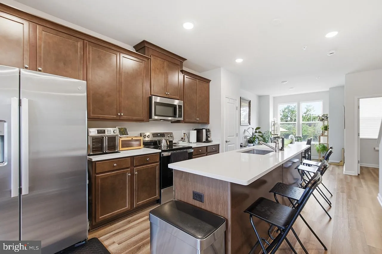 4 bed, 4.5 bath, 2320 sqft, $3,400 — Photo 4
