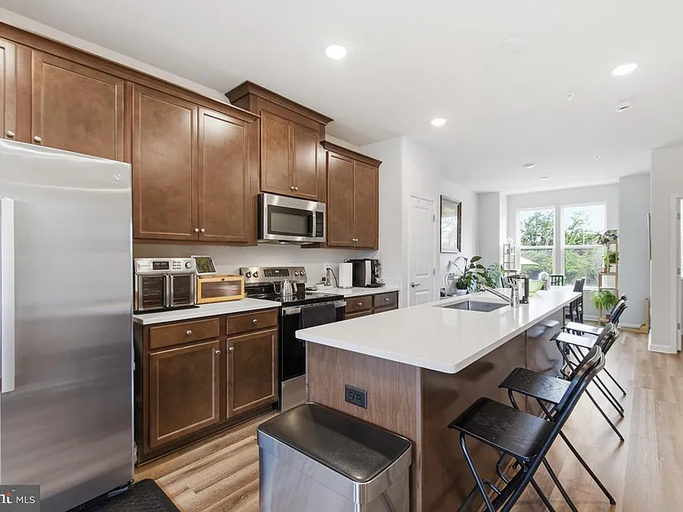 3469 Carnaby St — Photo 4