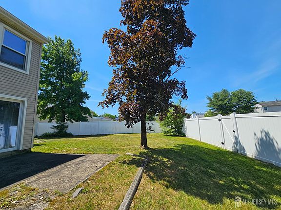 4th image of 9 Mockingbird Ln
