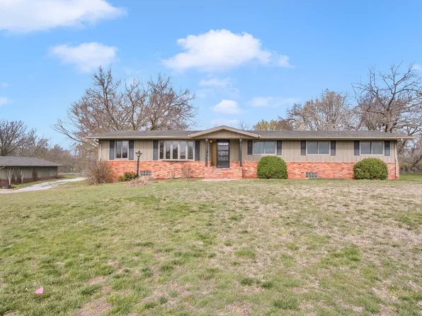 8201 N Hoover Rd, Hesston, KS 67062