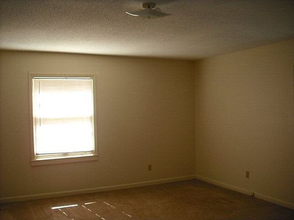 5th image of 429 University Dr