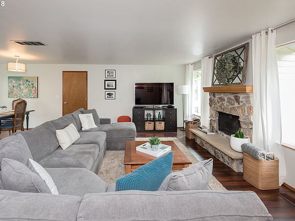 5th image of 396 NE Hyde Cir