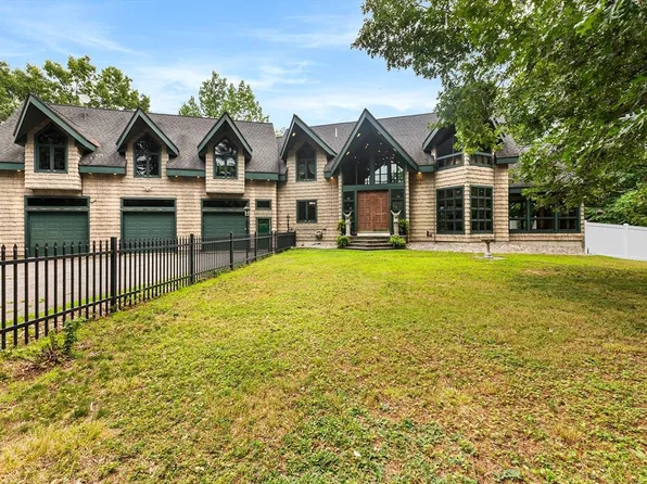 48 Sherburne Ave, Tyngsboro, MA 01879