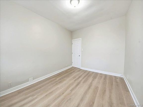 5th image of 943 E 232nd St