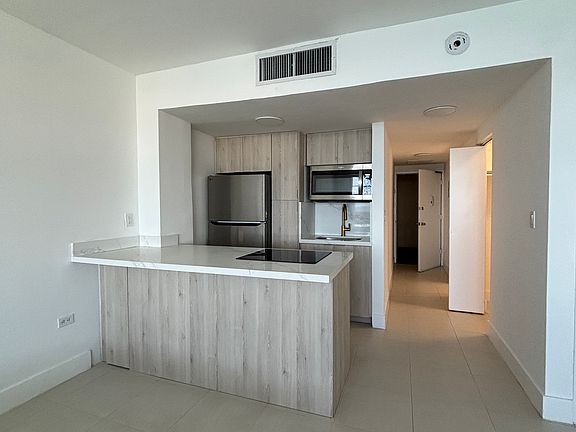 2nd image of 905 Brickell Bay Dr APT 1629