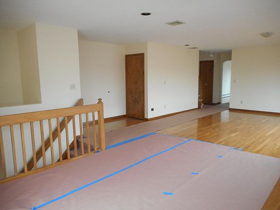 Living Room 32' x 17'