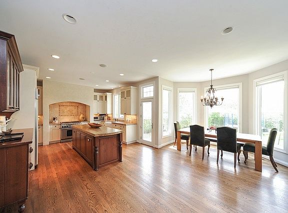 4th image of 1020 Forest Ave