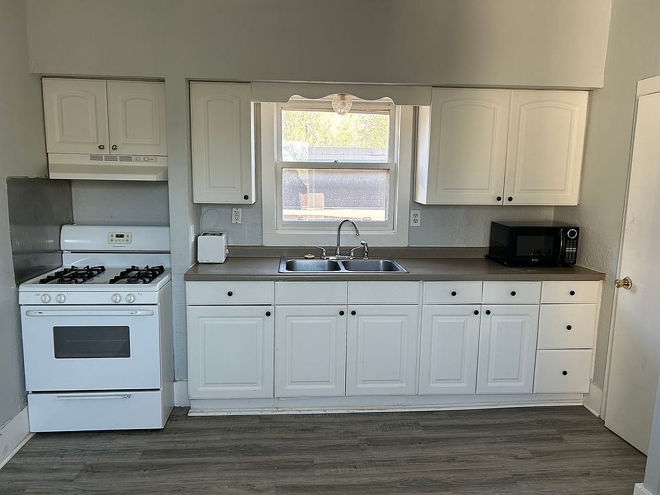 Fresh coat of paint in the Kitchen

Note: Washer/Dryer are in the door on the right. Also there's a pantry located of the kitchen as well.