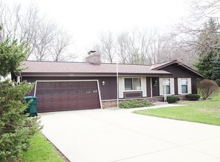19015 W Overlook Dr, New Berlin, WI 53146