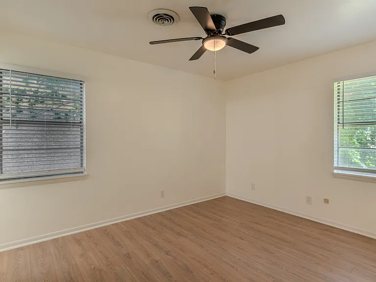 1402 Missouri Ave — Photo 10