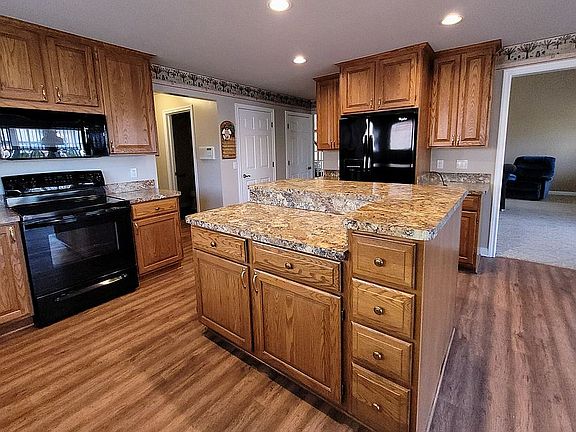 Island w/ plenty of storage!