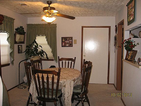 Nice sized dining room for those Sunday family dinners!