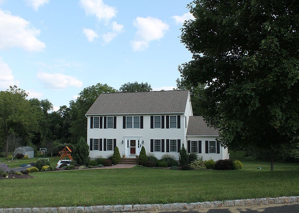 2nd image of 14 Larkspur Ln