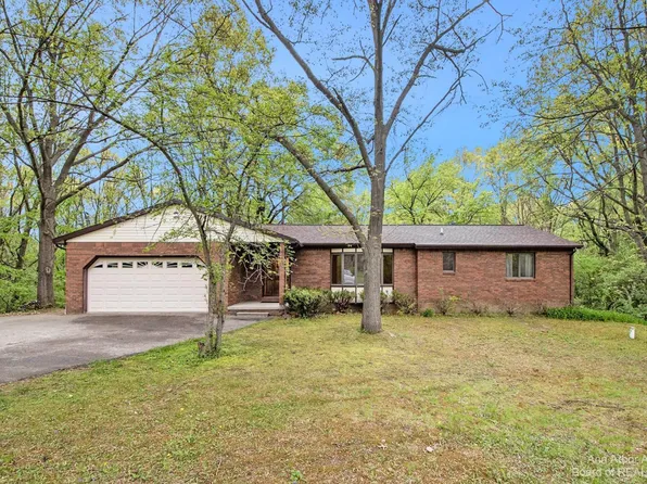 6015 Queen Oaks Dr, Chelsea, MI 48118