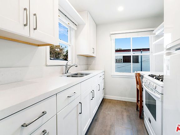 3rd image of 625 1/2 Westmount Dr
