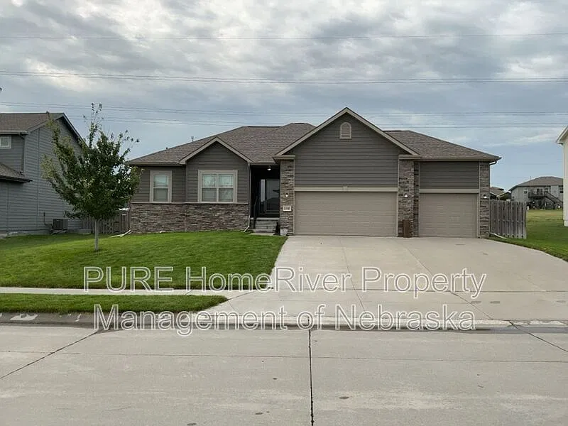 4 bed, 3.0 bath, 3654 sqft, $3,300 — Photo 1