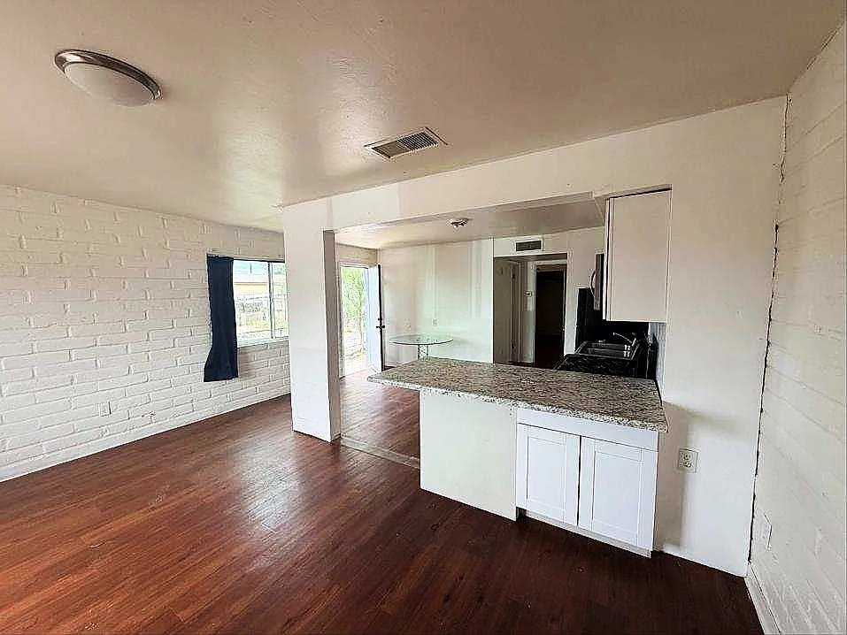 1 bed, 820 sqft, $1,100 — Photo 2
