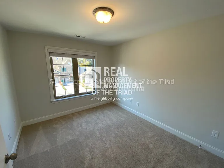 4332 Holstein Dr — Photo 15