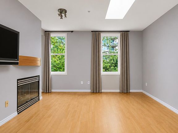 4th image of 108 Esplanade W #103