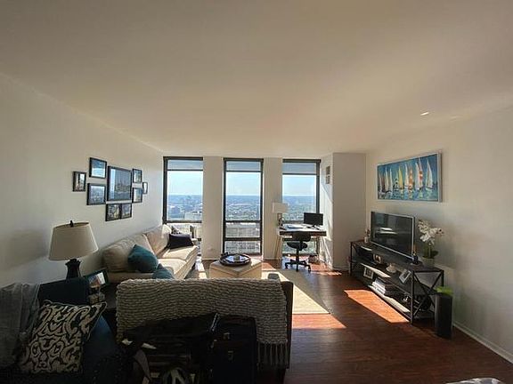 3rd image of 1660 N Lasalle St #4004