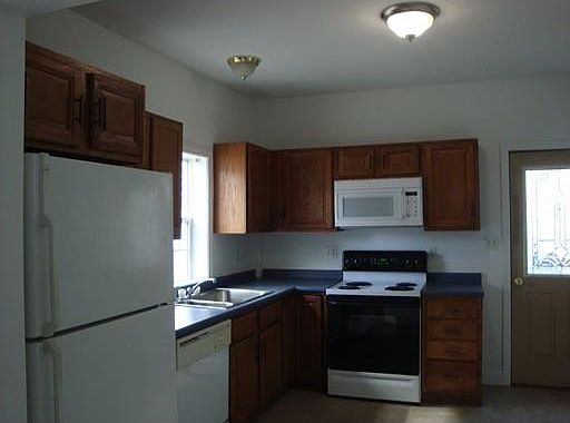 2nd image of 446 Maple St APT A