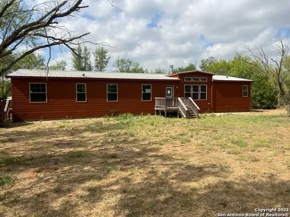 1237 County Road 6610, Devine, TX 78016