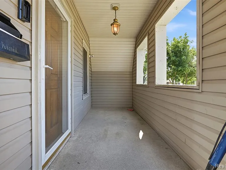 735 E Maxlow Ave — Photo 4