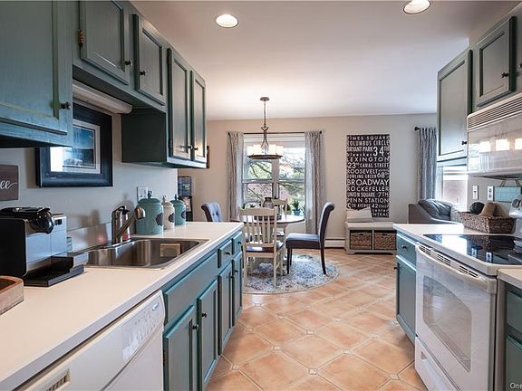 3rd image of 906 Sierra Vista Ln