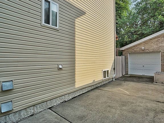 4th image of 172 Alter Ave