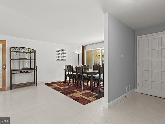 5th image of 4213 Sandwich Cir