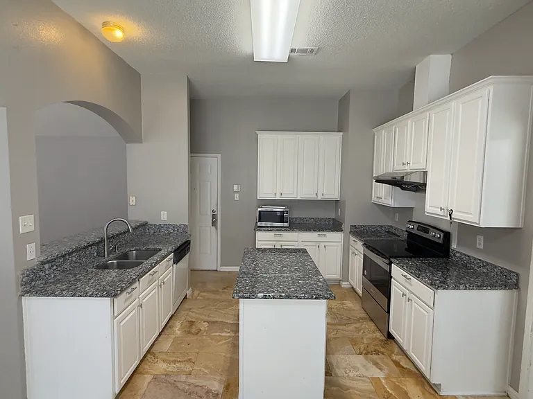 2301 Stratford Dr — Photo 4