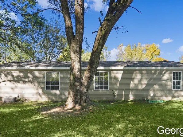 7146 Lakeview Ave, South Haven, MI 49090