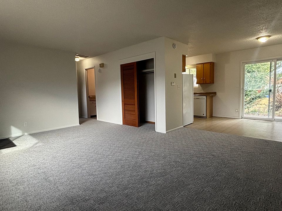 1st image of 124 Amber St #1