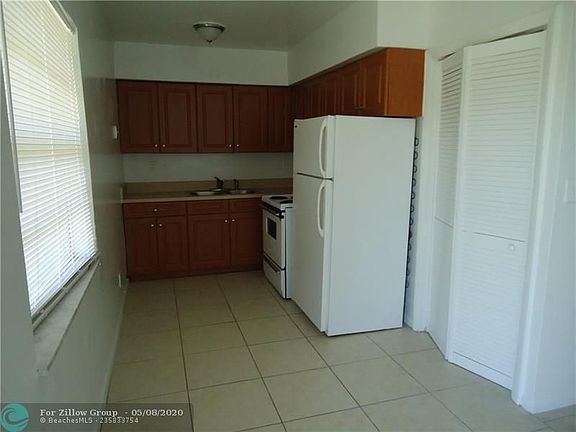 5th image of 916 NE 12th Ave