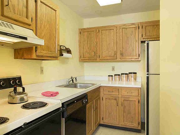 4th image of 606 Covington Green Ln