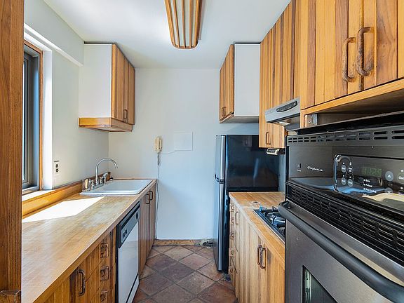 5th image of 166 E 61st St APT 20F