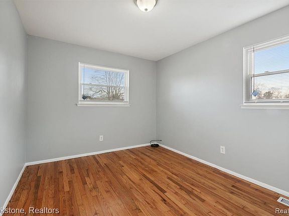 4th image of 23583 Columbus Ave