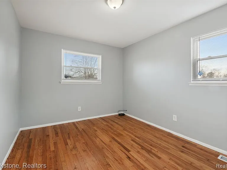 23583 Columbus Ave — Photo 4