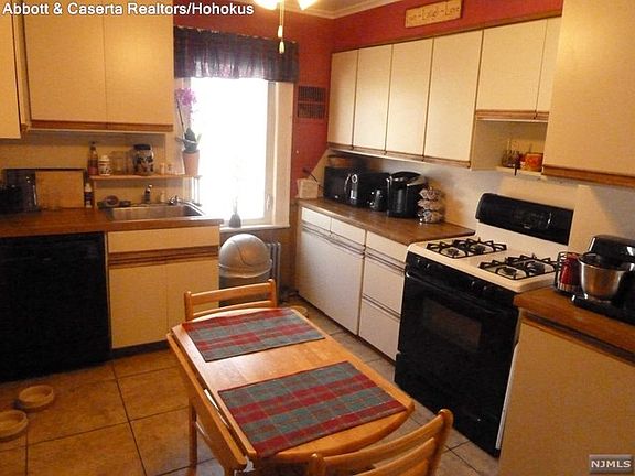 5th image of 26-05 Kipp St