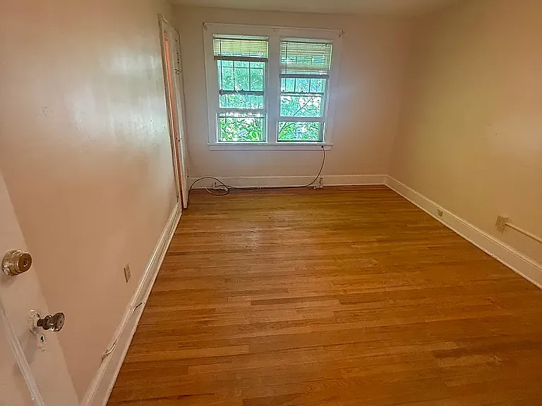 2115 Burdett Ave — Photo 4