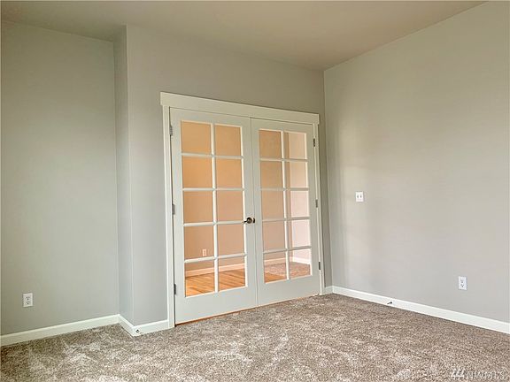 4th image of 1208 32nd St NE