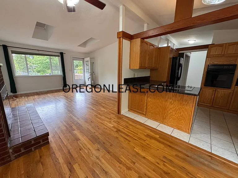 3315 University St — Photo 4