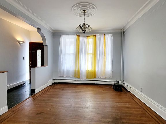 3rd image of 131 W 56th St Floor 1